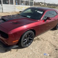 جالنجر sxt 2023 بدون رقم حادث جاملغ عكس سائق وبنيد @ ماشيه 20 الف  بني...