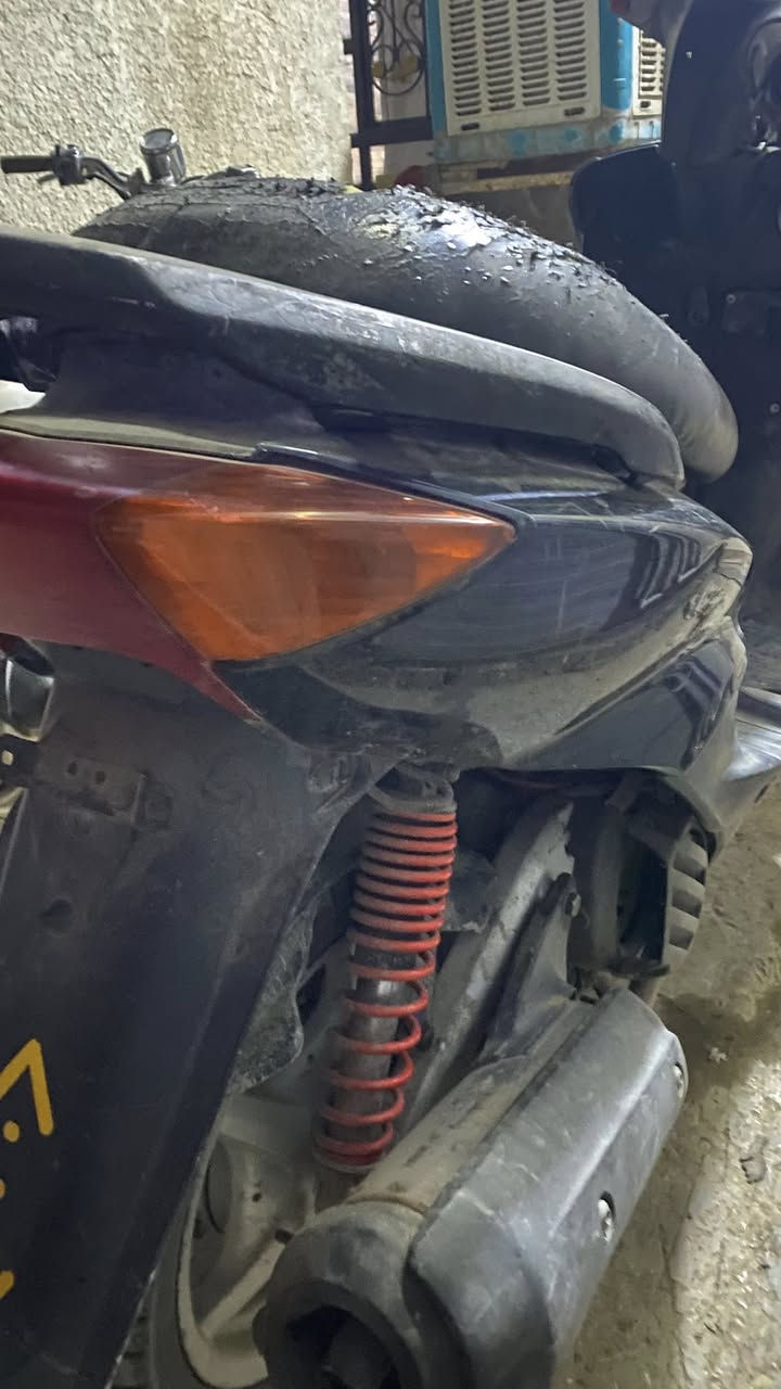 للبيع. دراجه سكنس نثيه ياباني 
دراجه شغاله نكره سلف 
يرادلها بس كفرات ودوشمه
كهربائيات كلها شغاله 
السعر. 250 وبيها مجال 
مكاني. بغداد الشعله 
***********
