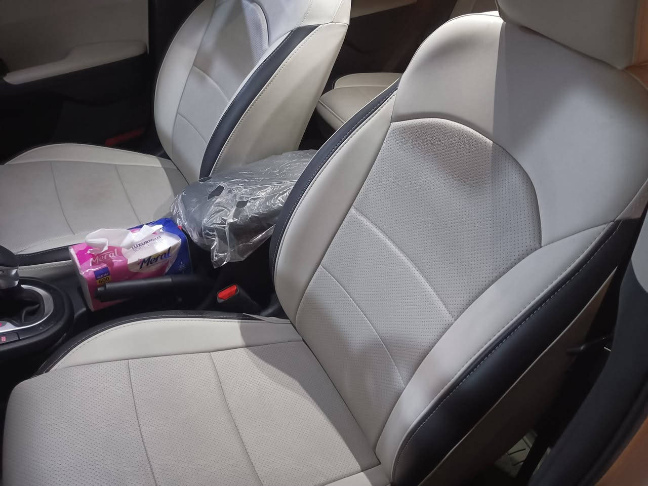 السلام عليكم سيراتو 24 محرك 2000 ماشية 14500 مواصفات المجموعة الدولية فتحة وحساس خلفي وتبريد قطعتين المواصفات المعروفة السعر 193
***********
