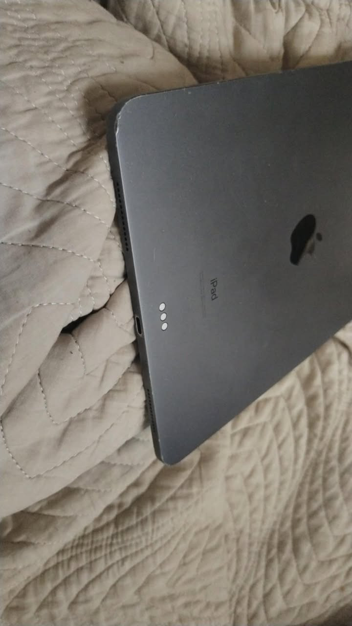 ايباد 11 برو الجيل الثاني 
الفريمات 120 المعالج M1
الجهاز مبدل فقط ايسي الشحن 
فقط شاشة ابيع عاطلة تشتغل طبيعي تشمر مرات وبيها خط
السعر 300 الف قفل مكاني بغداد دورة لاتيجي وتعامل قفل 
الرقم للتواصل *********** موجود واتساب
