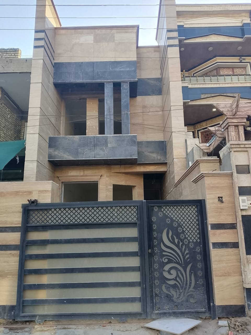 سلام عليكم بيت 120متر بيت مدخلين 3غرف نوم حولي جبير زاد استقبال جبيره بي اربع حمامات كراج وسعله سياره واجه مرمر ثاني قطعه عن الخدمي المطار البيت جديد نقص فقط ارضيه موقع بيت مميز وهادى الرقم *********** بي واتساب للتواصل مكان البيت حي الحسين قرب جسر العامريه
