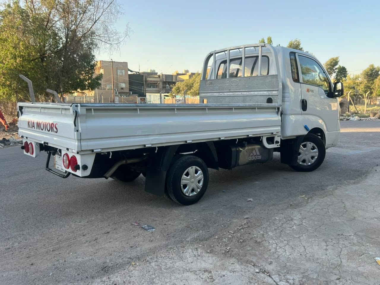 السلام عليكم كيه موديل 15 رقم واسط محرك 2700 السيارة جديدة كلش بدون صبغ بدون تبديل بدون حادث محرك وكير وكسن وشاصي وكشر كفاله عامه تبريد ثلج تخم تاير جديد عنوان بغداد حي الامين السعر 110 وبيها مجال بصيط *********** اذ مو تحويل لا تخابرني
