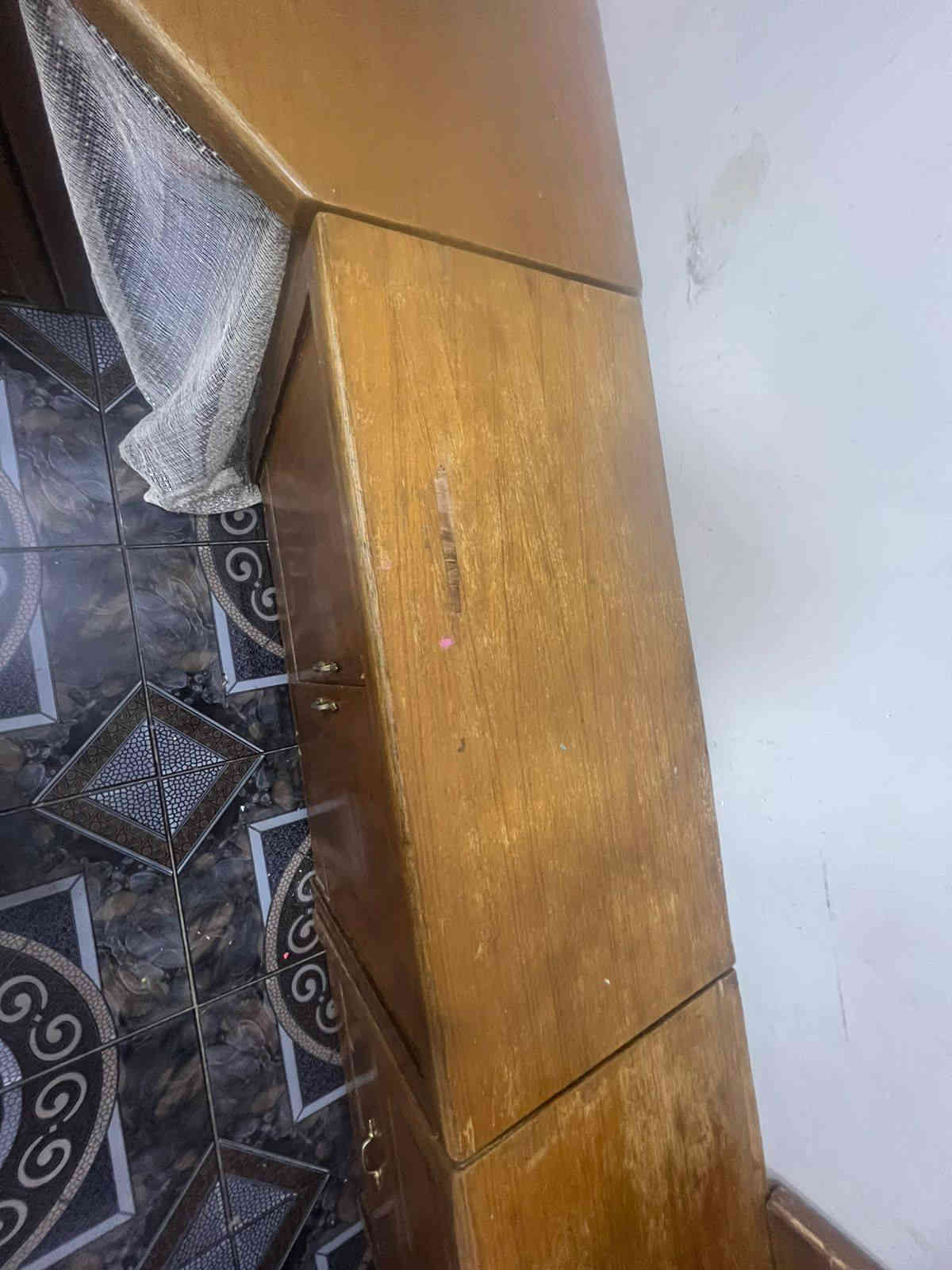 السلام عليكم 
غرفه اخشاب بس يرادلهه صبغ وشويه تعديلات مثل مموضح بالصور 
الزعفرانيه الاربع شوارع 
السعر ٦٥٠
الاتصال على الرقم الموجود ***********
