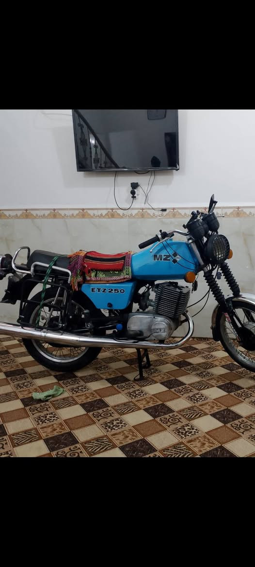 سلام عليكم من رخصة مدير كروب دراجه امزت 82 للبيع دراجه لونه سمائي تعمير جديد بيه لحيم خشم ولحيم صوب واحد جوه الكشن دراجه شاصي كلش حلو 
مكينه سايس 3 
مكينه تعمير جديد صار 15 يوم كله گيره من الاول الى  الخامس كله جديد 
كهربائيات فول كابرتير جديد بدون 
عنواني سماوه 
سعر 3ملاين وبيه مجال 
للاتصال ***********
تحياتي للجنايه
