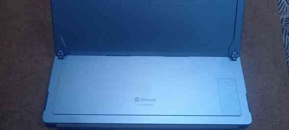 جهاز Microsoft Surface Pro 9 – للبيع

الحالة: نظيف جداً / استخدام خفيف
الملحقات: ( كيبورد، قلم بلوتوث + شاحن اسوس 65 واط تايب C …)

المواصفات:

المعالج: Intel Core i5 – الجيل 12 (12th Gen)

الذاكرة التخزينية: 256GB SSD

الرام: 8GB

الشاشة:

قياس 13 إنش لمس 

دقة 2880×1920

تقنية PixelSense

تدعم 120Hz

كرت الشاشة: Intel Iris Xe Graphics

نظام التشغيل: Windows 11

البطارية: تدوم حتى 6 ساعة حسب الاستخدام

الاتصالات:

Wi-Fi 6

Bluetooth 5.1

المنافذ:

منفذين USB-C (Thunderbolt 4)

الكاميرات:

أمامية 1080p

خلفية 10MP

الوزن: حوالي 880 غرام

الجهاز سريع ومناسب للدراسة والعمل.

لا يحتوي أي مشاكل.

بطارية ممتازة.

السعر المطلوب: 850 الف دينار عراقي
واتساب : ***********
بفداد / الشعب
