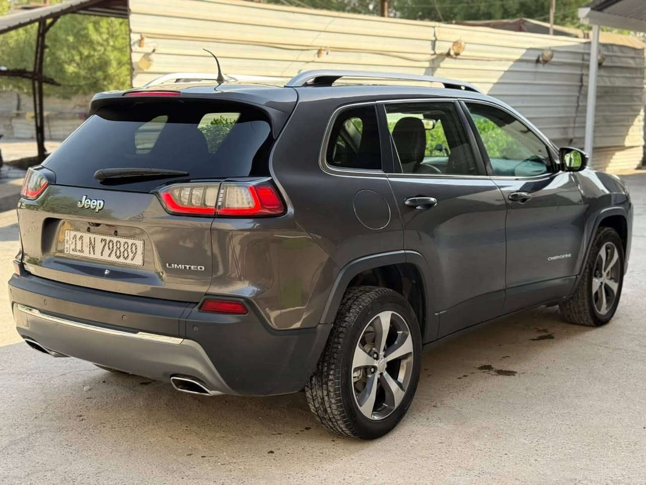 🚗 للبيع Jeep Cherokee 2019 (شكل 2020)

📍 رقم بغداد
🎨 اللون: رصاصي / رمادي
📏 الممشى: 103 ألف

✨ المواصفات:

* فول مواصفات عدا البانوراما
* تحكم سترين أمامي وخلفي
* كشنات جلد كهربائي
* قطعتين تبريد
* داخلية سوداء
* شاشة تحكم
* إشارات بالمرايا
* جنطه  شفط
* بصمة + تشغيل عن بعد
* مانع انزلاق
* ومواصفات إضافية معروفة ومميزة
مكان السيارة : الديوانية

🔧 ملاحظات:

* حادث (بجم) بدون شاصي
* فقط الخشم مليوح شي بسيط وتم تصليحه عالبارد (سونار موجود)
* داخل العراق: حادث باب السائق مبدل وكالة

🔧 ملاحظة مهمة:

* تم تبديل مكينة وكالة (شرط)

📞 للاستفسار:
***********
***********
