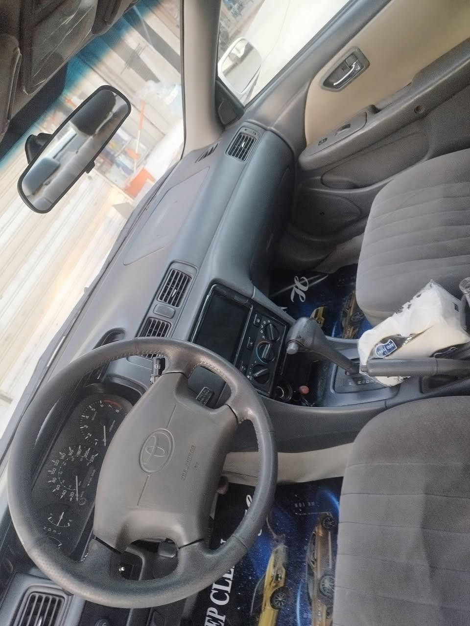 السلام عليكم كامري موديل 2001 رقم بغداد انكليزي محرك 6 تتفئه تبريد كشنات كهرباء وارد  منضومه غاز شاديلها يعني غاز بانزين مصبوغه عام*********** السعر 64
