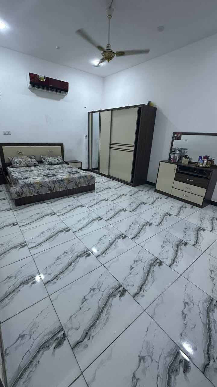 الدار للبيع..‼️
مساحه 178م 
طابقين اربع غرف مناور 2 مجمع صحيات 2
حله-ورديه خارج - بداية شارع 30
للاستفسار الاتصال على الرقم:
🟢*********** 🟢
🟢*********** 🟢
