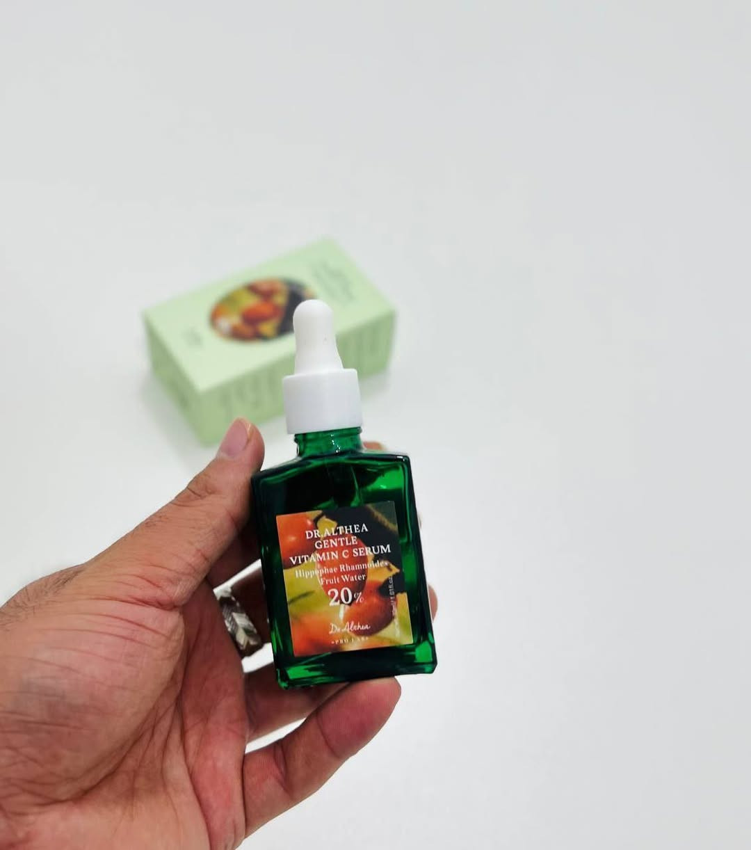 هذا المنتج هو سيروم فيتامين سي اللطيف من دكتور الثيا (Dr. Althea Gentle Vitamin C Serum). 
يُعالج التصبغات والبقع الداكنة ويوحّد لون البشرة. 
يحفز إنتاج الكولاجين ويعزز مرونة البشرة. 
يرطب ويغذي البشرة دون أن يسبب تهيجًا، وهو مناسب لجميع أنواع البشرة. 
يحتوي على مكونات مثل ماء أوراق الكاميليا الجيفية لتهدئة البشرة الحساسة، بالإضافة إلى النياسيناميد وحمض الأسكوربيك ومستخلص فاكهة هيبوفاي رامنوديس الغني بفيتامين B3 و C.

سعر خاص
توصيل لجميع محافظات العراق


**إذا كنت صاحب هذا الإعلان وتريد حذفه لأي سبب، رجاءا أرسل رسالة إلى الدعم الفني**