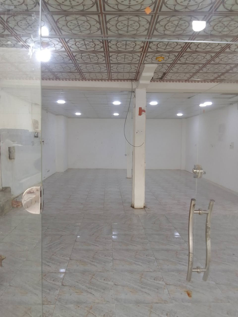 جامخانه زجاج للبيع  ثقيل ٨ ملم فصال جديد شرط نضيف لاكسر ولا فطر للستفسار ***********
