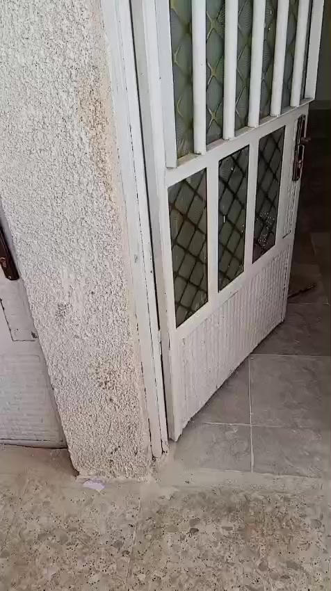 100م  طابوق مسلح  حي البساتين حي السلام  شارع ابو فلاح قرب مولده ياسر  غرفتين  صاله مطبخ مع خدمات ومنور وترك حديث  يباع قسط ونقد  السعر75  للاتصال***********
