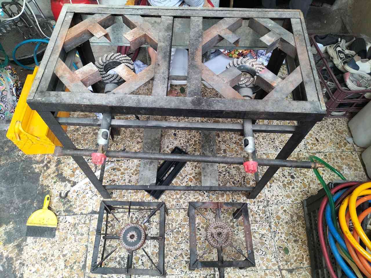 السلام عليكم طباخ عدد 3 واحد ابو ثنين عيون وثنين ابو عين وحده سعرهن كلهن 100 الف وبيها مجال قليل استعمال قليل الله شاهد شغالات وعلى الفحص ناره زركه وقويه عنوان بغداد الرصافه قرب الطالبيه قرب فلكة 83 مقابيل مستشفى ابن البلدي الزهراوي هاتف ***********
