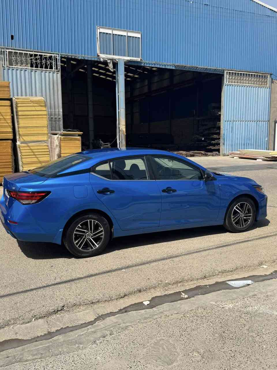 سيارة للبيع الموديل: 2024
• النوع: نيسان سنترا SV فئة GR الرياضي
 • اللون: أزرق
 • الوارد: أمريكي 
 • الممشى: 34 ألف ميل فقط
 • ناقل الحركة: أوتوماتيك CVT
 • المحرك: 2.0 اقتصادي بالوقود
     •        نظام تفعيل وضع SPORT
 السعر ….   145$ 🔥
المميزات:

✅ تشغيل بصمة (Smart Key)
✅ شاشة + Apple CarPlay
✅ كاميرا خلفية
✅ بلوتوث وتحكم بالمقود
✅ أنظمة أمان 
(مانع انزلاق + تنبيه مسار + التحذير من التصادم + رادار النقطة العمياء + الفرملة الطارئة)
✅ مكيف قوي جدا
✅ صرفية بنزين ممتازة جدا
✅ وضع تفعيل سرعة محددة 
✅ دفع امامي

الحالة:
     • نظيفة من الداخل والخارج
     • برغي ماتخلي عليها
واتس  :  ***********
الموقع:  صلاح الدين / بلد
