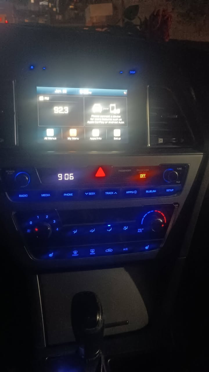 السلام عليكم سوناتا موديل 2017ماشي 160 محرك مفتوح علمود دبل كزكيت سياره بي شبرين صبغ بين بابين وهلال بدون مؤشر بالصوره ارباك الوان كاكوي مواصفات فول بصمه سلايت شاشه تحكمات استيرن  كشن كهربائي جلد تدفئة صندوق ذكي ***********/‏ ‪0771 974 1954‬‏ مكان السيارة الموصل
