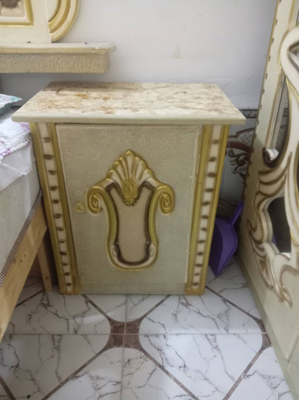 غرفه نضافه 90 بل ميه سعر 600وبيها مجال قليل العنوان ذي قار الغراف تصال ع رقم مابيه واتساب ***********
