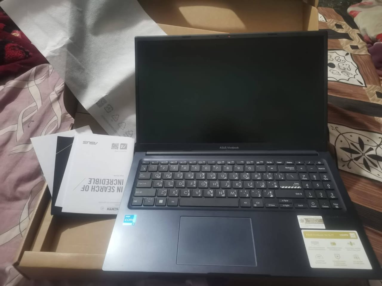 لاب توب من نوع ASUS Vivobook 15
السعر ٤٢٥ ألف قفل مكاني بغداد حسينية الراشدية

 *********** او ***********

​المعلومات الأساسية

الجهاز "نظافة 100% مع الكارتون"

​الموديل (Model): ASUS Vivobook 15

(الرمز الدقيق: X1504VA-NJ816).

​اللون: أزرق هادئ (Quiet Blue).

​المواصفات التقنية (Hardware)

​المعالج (CPU): Intel Core i3-1315U

(من الجيل الثالث عشر، وهو معالج اقتصادي وجيد للمهام اليومية والدراسية).

​الذاكرة العشوائية (RAM): 4 جيجابايت من نوع DDR4

(مدمجة على اللوحة الأم On-Board).

​ملاحظة: 4 جيجابايت تعتبر قليلة للمعايير الحالية، قد ترغب في تطويرها إذا كان الجهاز يسمح بذلك لتحسين الأداء.

​التخزين (SSD): 512 جيجابايت من نوع NVMe PCIe 3.0

(سريع جداً في التشغيل ونقل البيانات).

​الشاشة (LCD): مقاس 15.6 بوصة بدقة FHD (1920x1080)،

وهي شاشة قياسية مريحة للعين.

​كرت الشاشة (VRAM): لا يوجد كرت شاشة منفصل

 (يعتمد على الكرت المدمج في المعالج Intel UHD).

​المنافذ والاتصال

​المنافذ (USB): يحتوي على منفذ USB 2.0، ومنفذين USB 3.2، ومنفذ واحد USB-C.

​الاتصال اللاسلكي: يدعم Wi-Fi 5 و Bluetooth.

​نظام التشغيل: مكتوب (WITHOUT OS)،

 أي أن الجهاز يأتي بدون ويندوز مثبت مسبقاً (تحتاج لتثبيته بنفسك).

Win11 👌👍🏻

​البطارية: 3 خلايا بقدرة 42 وات في الساعة.
