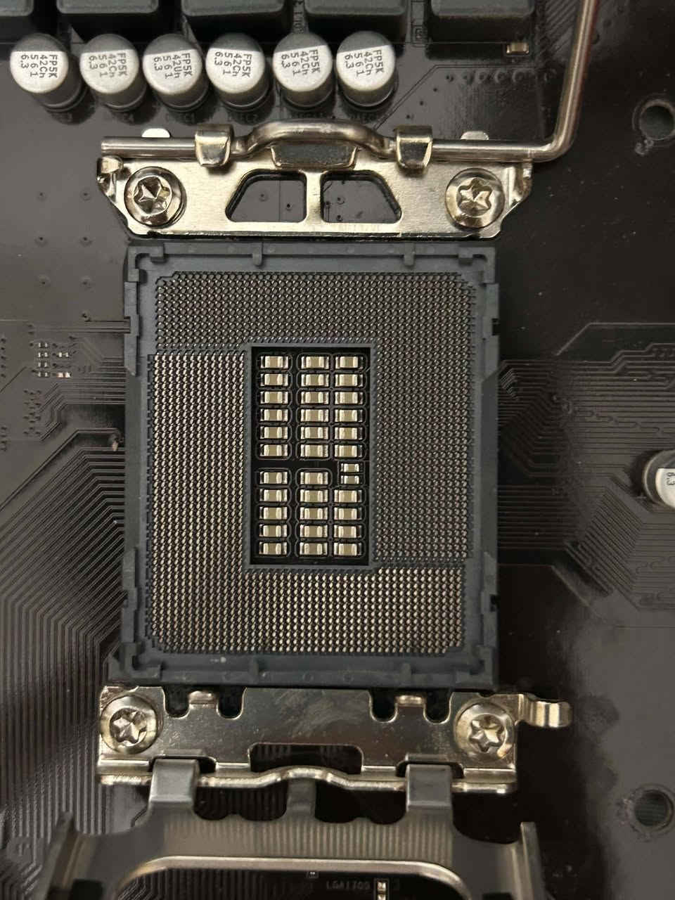 سلام عليكم ورحمة الله إخوان بورد b760 gaming Ac WiFi كما موضوع بالصور يدعم WiFi ويا انتنه البورد عاطل بي منفذ pcie والباقي كله شغال ومتوفر رامات 16gb 8*2 بسرعه 2444mhz شغالات شرط الفحص سعر البورد 80 ألف والرامات  65 ألف وبيهن مجال هذا رقمي ***********

