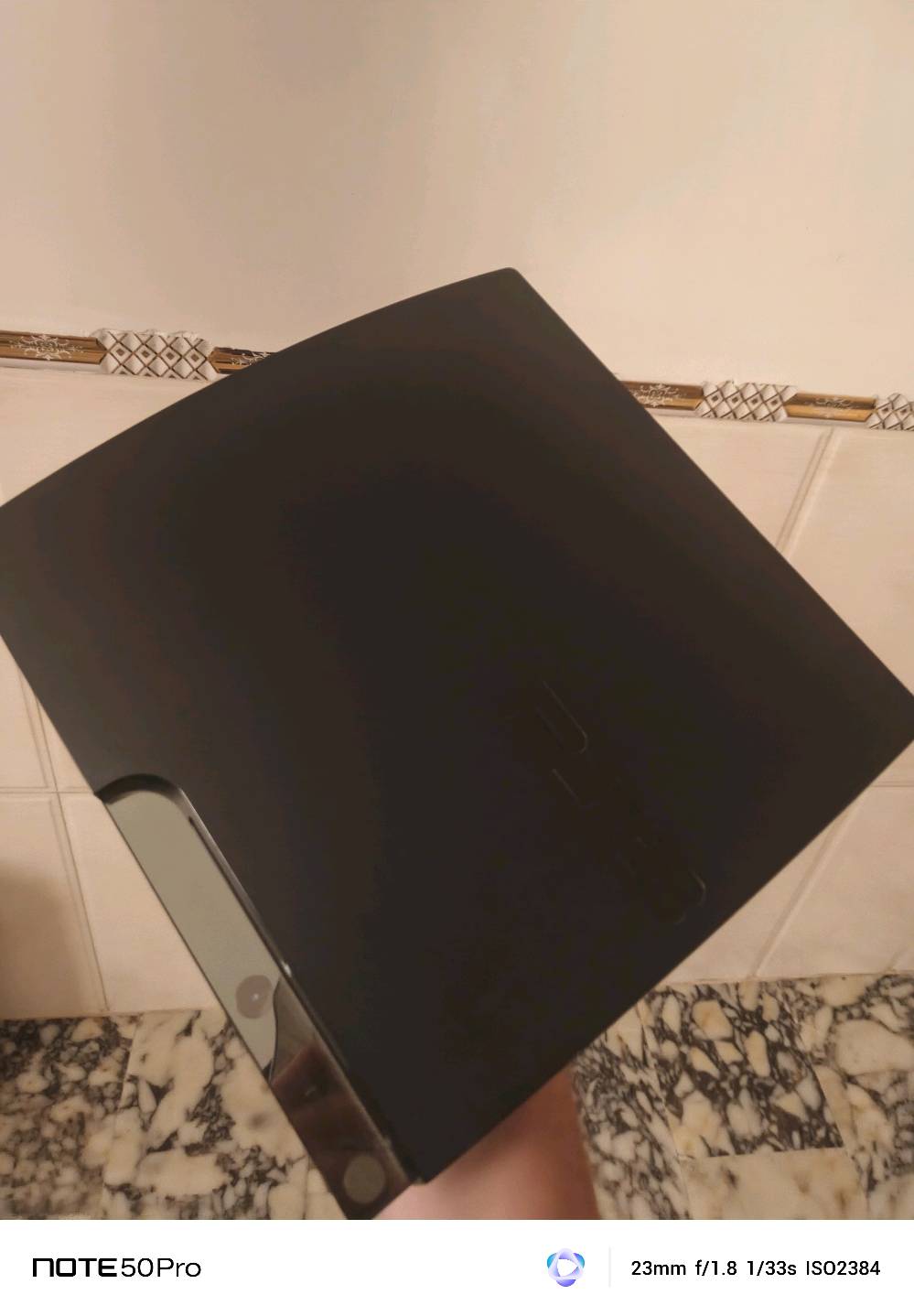 السلام عليكم 
بلي ستيشن 3 كامل ملحقاته 2جويستك يدات ليزر ما بي العاب سعره 125وبي مجال واتساب ***********