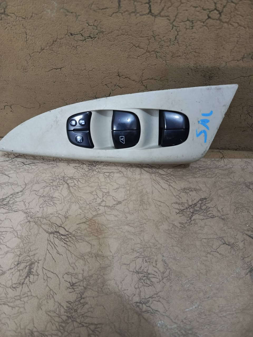 سلام عليكم 
كونترول نيسان سنترا اصلي يرهم للموديلات 2016/2016/2018/2019 وارد مع القاعدة 
فقط بي الدكمة البلاستك الخلفية لجهة السائق 
بيها خلل ليس بالخريطة فقط الدكمة البلاستك 
السعر المطلوب 25الف فقط مكاني بغداد الجديدة شارع المسبح


**إذا كنت صاحب هذا الإعلان وتريد حذفه لأي سبب، رجاءا أرسل رسالة إلى الدعم الفني**