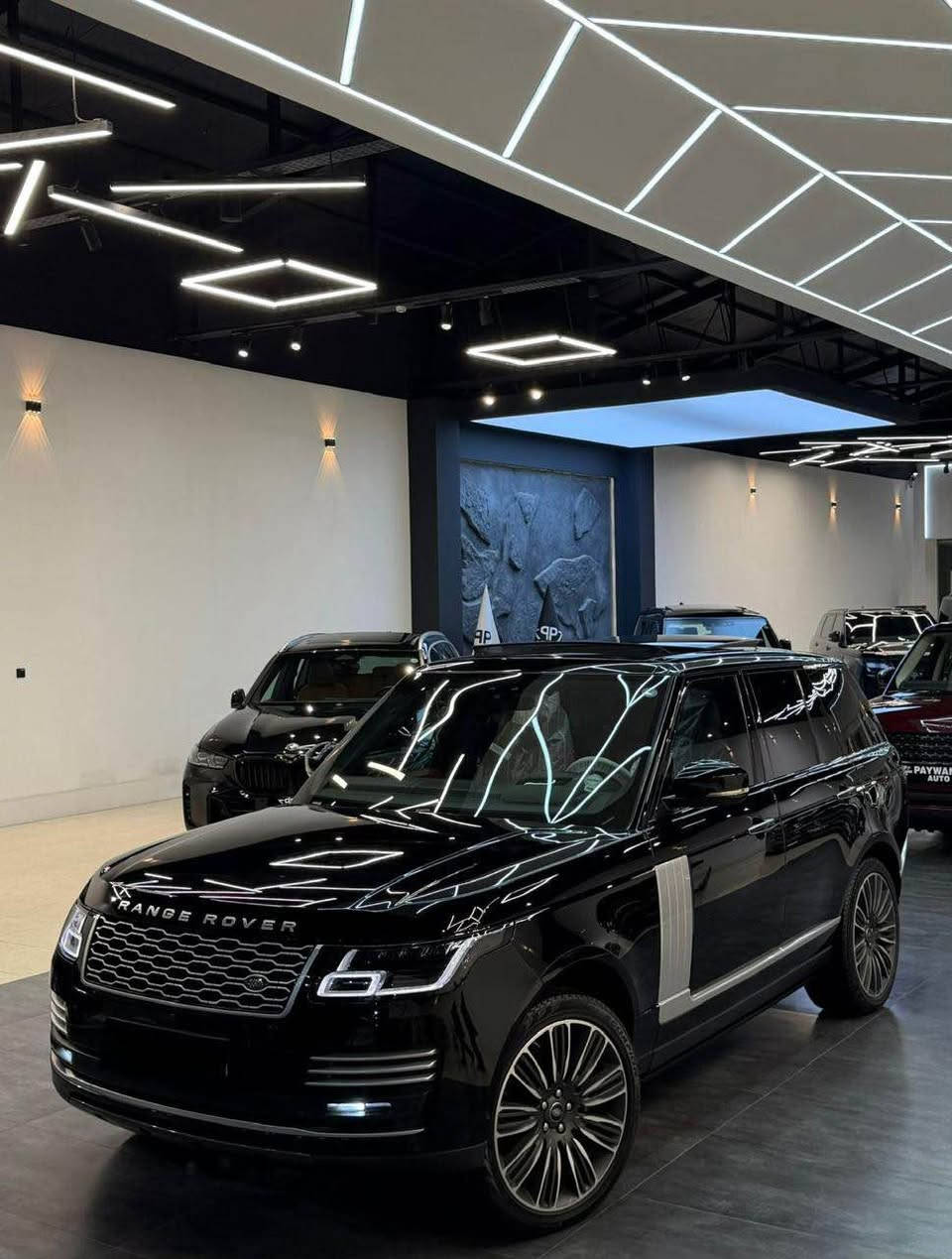 Range rover voge 2020 autobiography 
***********
***********
* دبل (4×4)
* پانۆراما
* دەرگای شفط
* سندوقی کارەبایی 
*حساس 360
* کورسی چەرم، کارەبایی و مێمۆری
* کورسی پێشەوە و دواوە سارد و گەرم
* ماساج بۆ کورسییەکانی پێشەوە
* کلایمەتی 4 ناوچە (سارد و گەرم)
* دەنگی Meridian
* ڕووناکی ناوخۆ (Ambient Light)
* سیستەمی پاراستنی هێڵ
* سیستەمی خاڵی کوێر (Blind Spot)
* ئاوێنەی کارەبایی داخراوە
* سسپێنشنی هەوا (Air Suspension) بۆ بەرز ڕێگاکان گونجاوە أربيل, العراق
