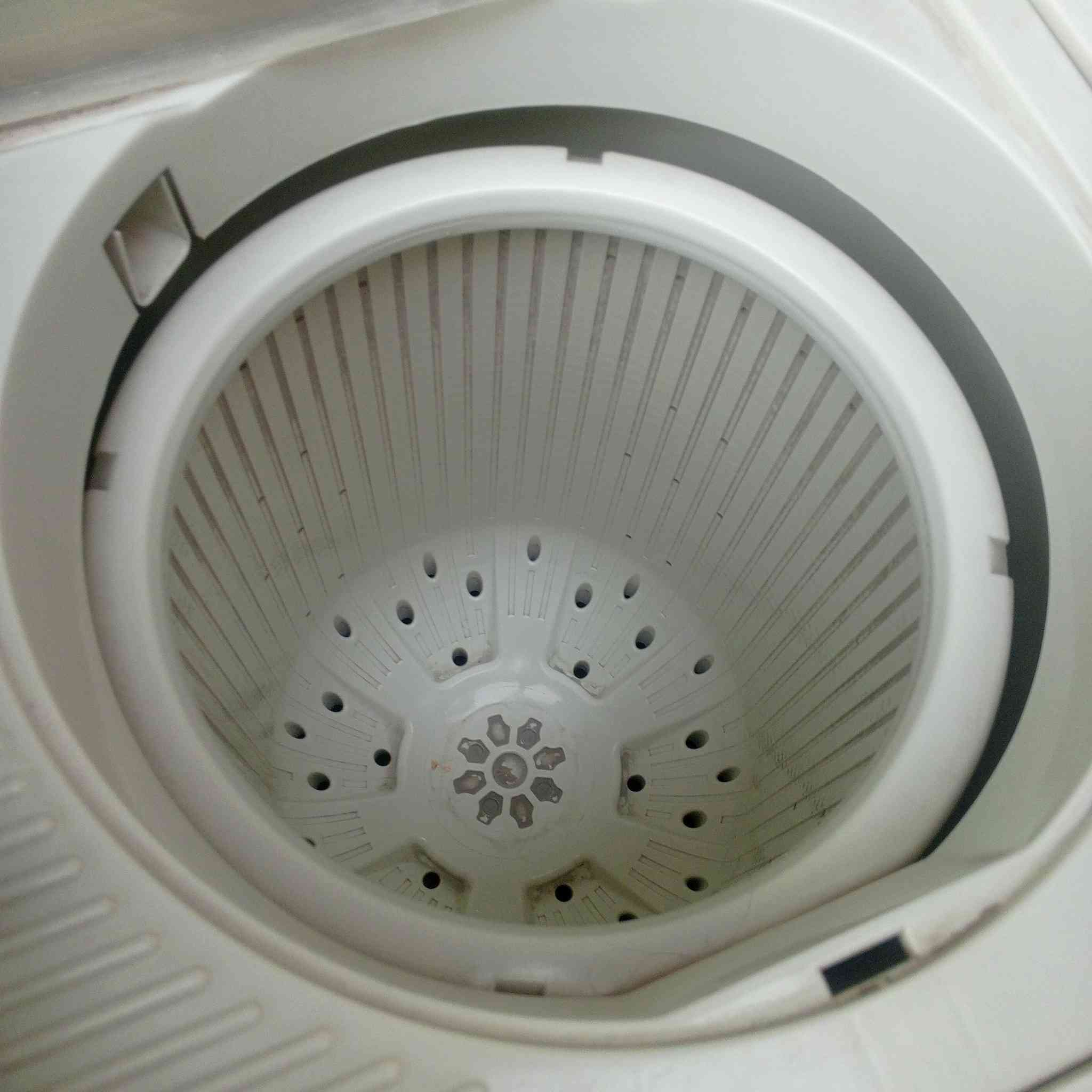 صباح الخير والسعادة عندي غساله كلش نظيفه للبيع سعرها 100وبيها مجال بسيط حك الجيه العنوان حي التراث  قرب كهوه وادي الذئب وهاذا رقمي ***********
