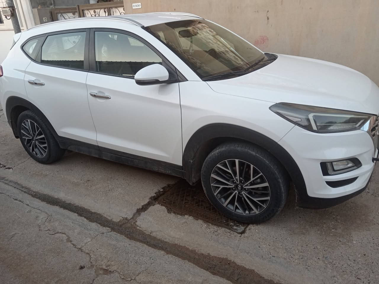 توكسون موديل 19 اربيل السياره وارد كوري هندبريك رجل باسمي سنويه ورقم جديد لغايه ٢٠٢٨ ماشيه ١١٩ الف سويج لايت خمس عدسات اشاير ترحيب بك لايت لد كابون بانزين طخم تاير جديد السياره نضيفه مال بيت بيها كرت صغير بالبونيد وشويه بالدعاميه السعر ١٩٥ وبيها مجال شي قليل لللتواصل على الرقم ***********
