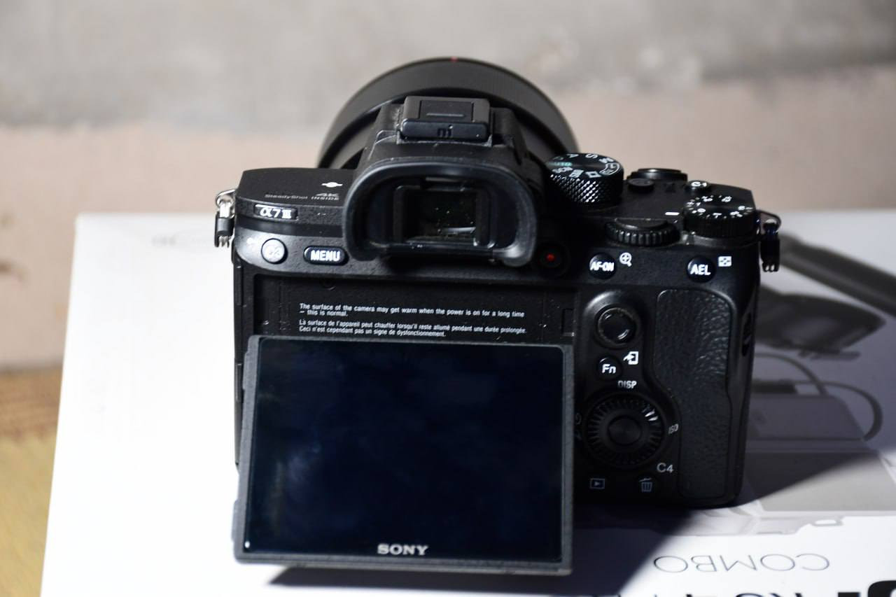 كامـيرا سوني  A7 iii + عدسة 85 سوني ... F1.8 للبيـــع 

بعدها جديدة هي والعدسة شترها مثل ما موضح بصورة 723 فقط

كافة الملحقات موجودة 
كارتونه
حزام 
بطارية 
قبق البدي والعدسة 

السعر خاص ... للتواصل ، وتساب
‏‪***********‬‏
