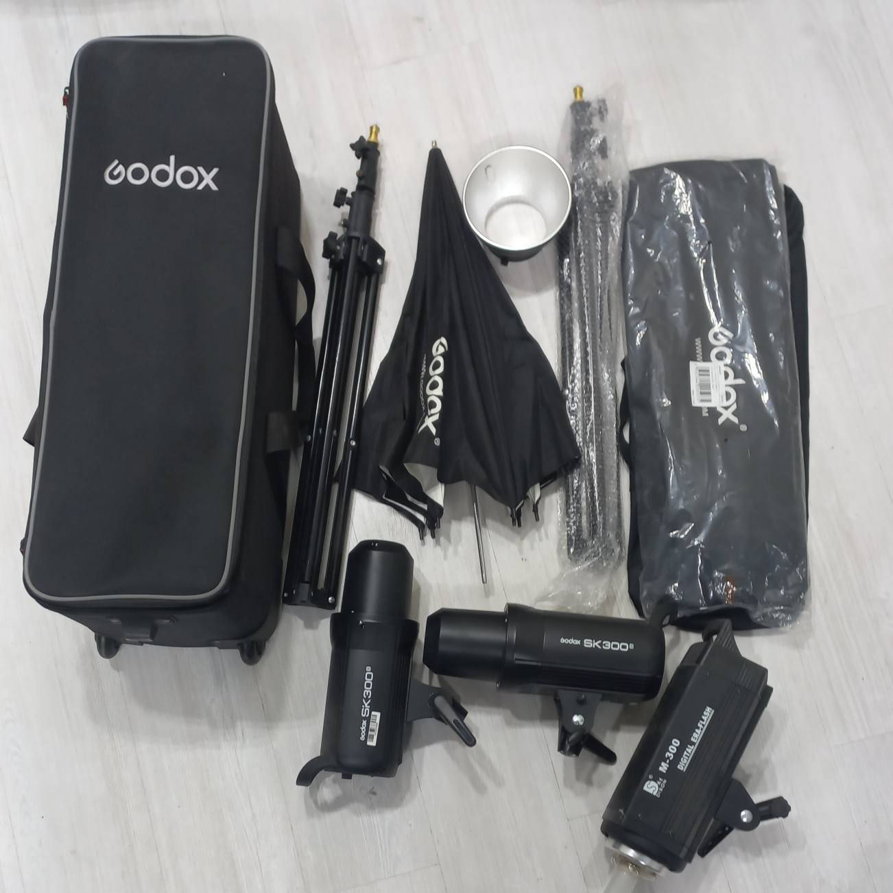 كت انارة من كودكس مستعمل اقل من 6 اشهر جدا نظيف
 حقيبة كاملة تحتوي على مصدرين موديل  sk300 قطعتين سوفت بوكس وقطعة امبريلا وستاندين.
ووياهم مصدر اضافي مع سوفت بوكس وستاند 
ابيعهم كلهم بسعر 300 الف دينار
مكاني بغداد المنصور
*********** بغداد, العراق
