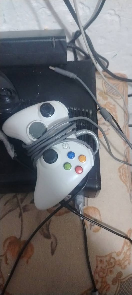 السلام عليكم ا اكس بوكس 360 للبيع في الناصريه قرب الموجه الازرق بالمركز الرقم***********سعر  100 بي مجال قليل
