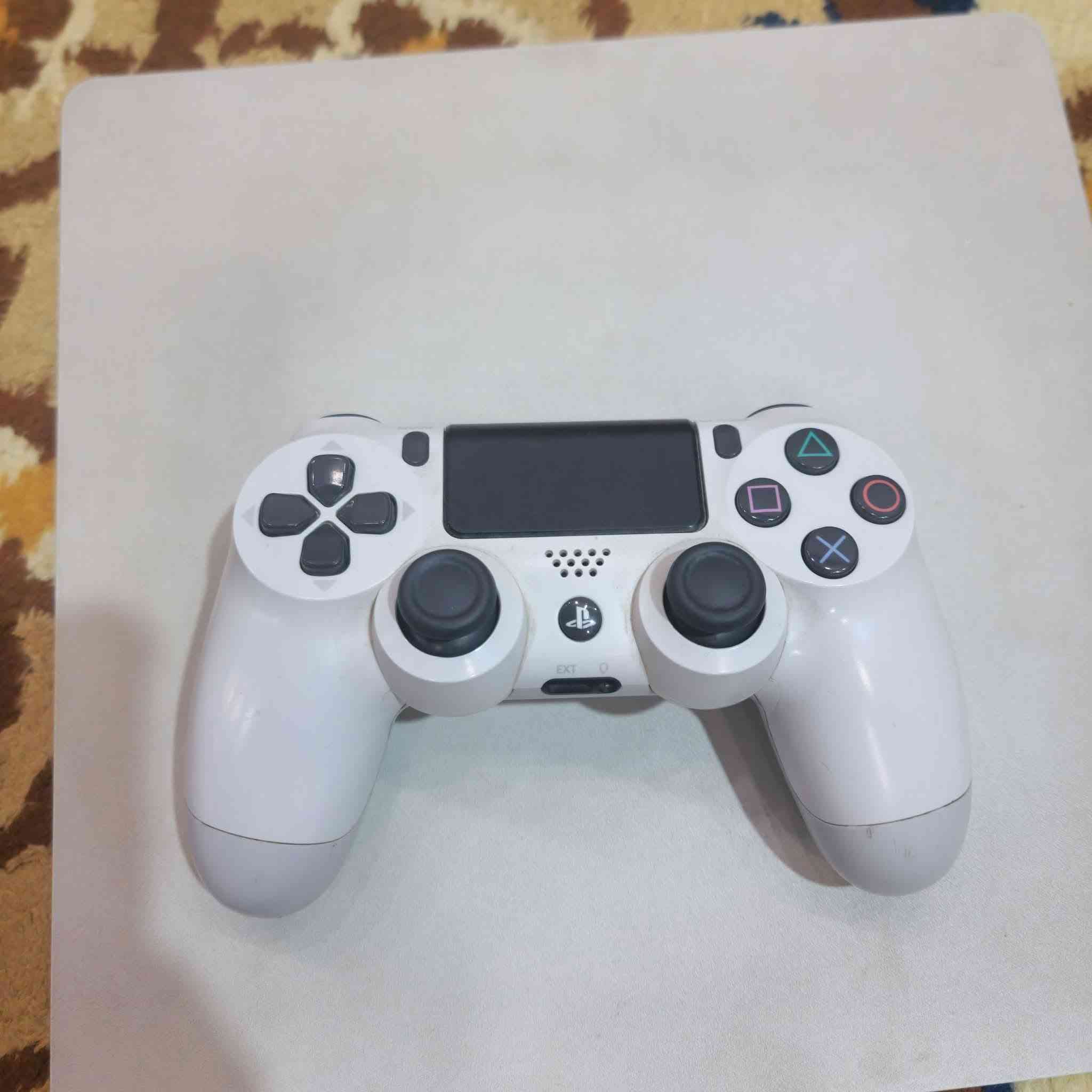 PS4 جهاز نضيف ما مفتوح اونلاين  كلشي شغال بيه ويا يدات ٢ اصلي ويا قرص IT TAKES TOW 

 ويا حساب العاب حساب TOMB RAIDER DEFINITIVE EBITION
ويا ثيم مرتب
THE CROW 2 

NEED FOR SPEED 
 تواصل ***********

و متوفر على ماسنجر مكاني نجف حي الهنديه
يابه جهاز نضيف و تعال افحص وخذ لا مفتوح ولا اي شي جديد سعره بس ٢٥٠ وبي مجال
