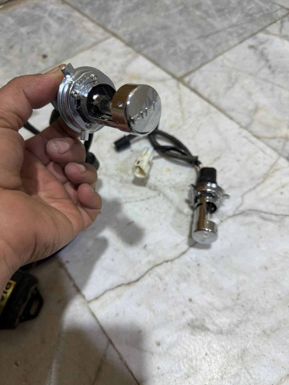 منضومه لايت صفر ١٠ تطفى وتشتغل بدكمه السلفه يعني ما يبقى مشتغل لايت انت شوكت ما تريد تشغله وطفي  كامل كتفات وعقل زنون ابيض عالي وناصي لايت فول السعر ١٢٥ وبي مجال بسيط للاتصال ***********
