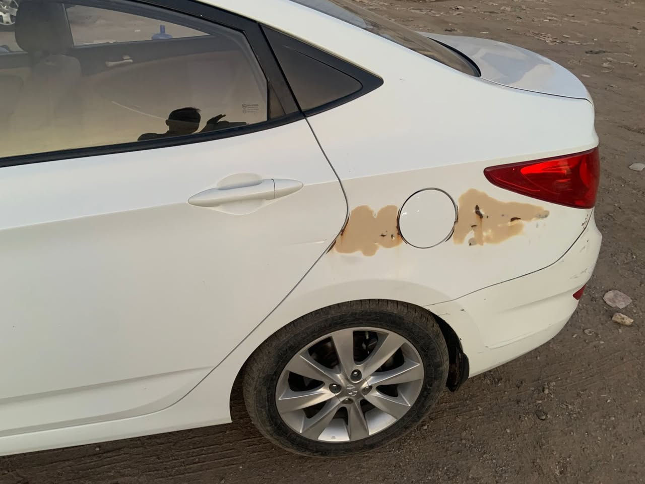 سيارة هونداي خليجي اكسنت ٢٠١٤ ماشية ١٣٠ كم گير ومحرك وصدر مكفول سيارة نظيفة بلادية وأي قطعة ما بدل بيه بس بيه طخة يم القبق مال البانزين ومعجنة وعايفها على وضعها ( ٩٥ ورقة ) وبيه مجال بسيط وهذا رقمي ***********
