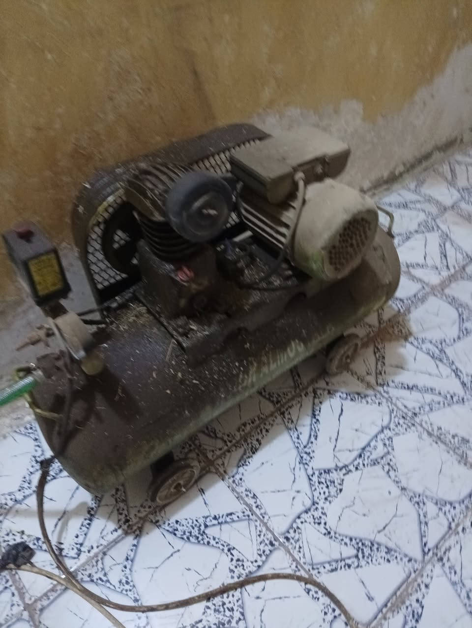 السلام عليكم. للبيع معواجه مترتين وعشره عمل اركان. وفريزة كيلون يلمز  اي استفسار  الاتصال على الرقم ***********. ***********. أو على الخاص في بابل الحله
