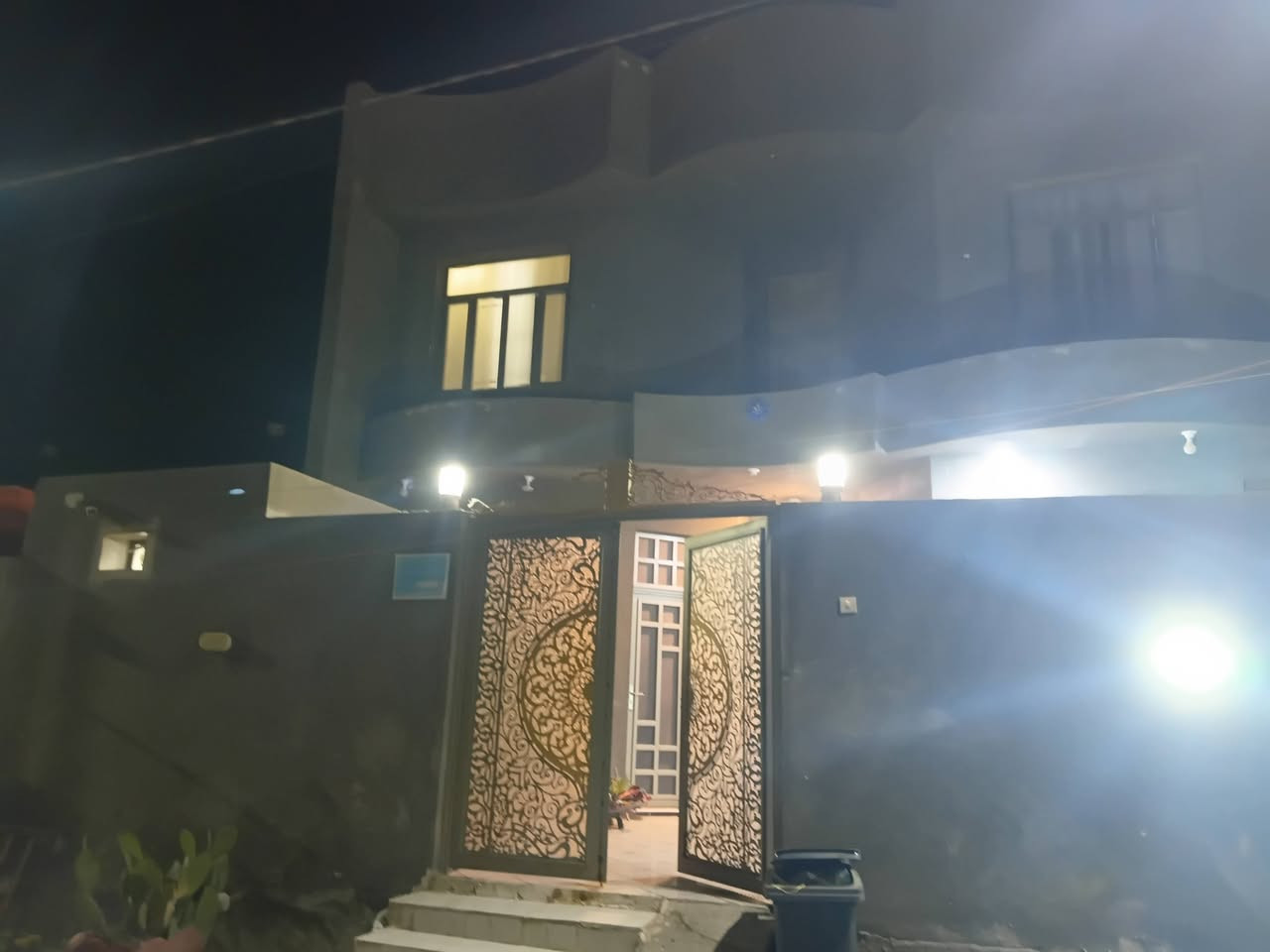 بيت للبيع طابقين٢٠٦مترالجريوعيه الثانيه الشارع العام شارع الكيات 
٤غرف
استقبال
كلدورات٢
مطبخ
صحيات وحمامات٣
حديقه
وطارمه كبيره الاستفسار على الرقم ***********
ملاحظه البيت مطلوب اسكان
