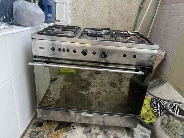 طباخ مصري شغال بس عين وحدة يرادلها تنضيف لان متروك ب٨٠  مكان ام الكبر والغزلان ***********
