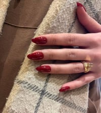 "جمالكِ يبدأ من أطراف أصابعكِ.. احجزي موعدكِ الآن قبل انتهاء العرض!" 🌸...