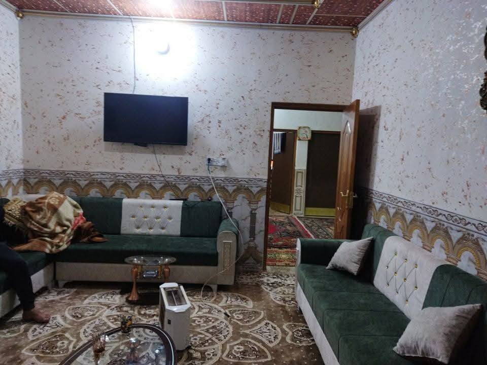 سلام عليكم بيت اللبيع
المساحه 250  خريطه جديده +غرفتين +صاله +استقبال +مطبخ +گراج سياره قرب المستشفى الجديده حي البيادر   الا ستفسار على هاذا الرقم ***********
