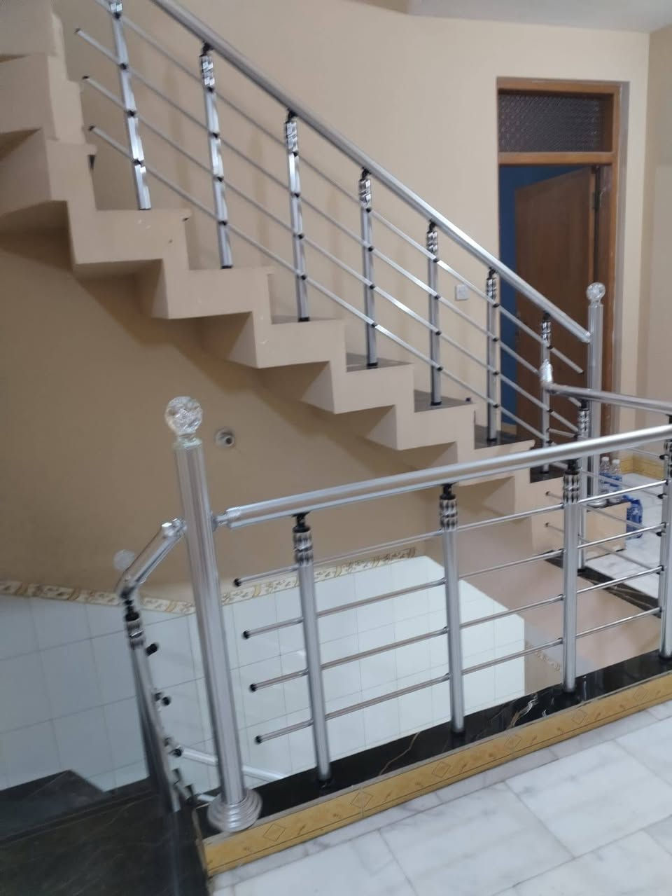 🏠مشتمل للبيع المساحة 85م🏠
طابو ملك صرف 

واجهة :5

نزال :17               

مدخلين 
السعر /340 وبي مجال
 
استقبال وحولي مطبخ وخدمات وغرفه جوه 
وفوك غرفتين وخدمات 

(بناء حديث درجة اولى)🏠

📍العنوان🏠/  البنوك خلف مدرسه العتزاز شارع عريض قرب سوك الميثاق

اكرم الدلال 
***********
موجود وتساب
