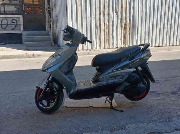 السلام عليكم سكنس فحل نوزل ياباني الدراجة كاملة كهربائياتهة شغاله محركها مكفول من التجفيت برغي ما مفتوح منه امانة الله الدراجة بحالة الرمبة كفرات نضافة 100/90 ستان كهربائي عداد شغال
رايدها ب ٨٠٠ و بيها مجال للطيبين  مكاني كاظمية هذا رقمي ***********
