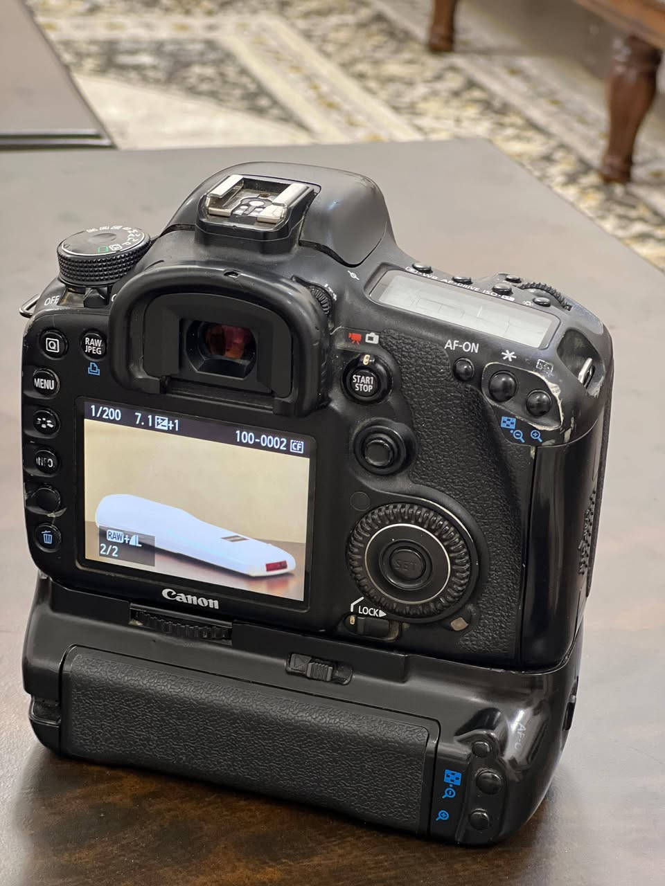 الكاميرا : Canon EOS 7D
نوعية الكامره: كامره  احترافية من نوع DSLR (كاميرا رقمية ذات عدسة أحادية عاكسة)، وتأتي بمستشعر من نوع APS-C (إطار مقطوع أو كروب سينسور). فلاتر داخل الكامره. سرعه التصوير 10 لقطات بل ثانيه كامره رياضيه ممتازه.. بيها هواي مواصفات  اخوان الكامره للمراوس فقط شعندك كامره تراوس ادخل خاص...


**إذا كنت صاحب هذا الإعلان وتريد حذفه لأي سبب، رجاءا أرسل رسالة إلى الدعم الفني**