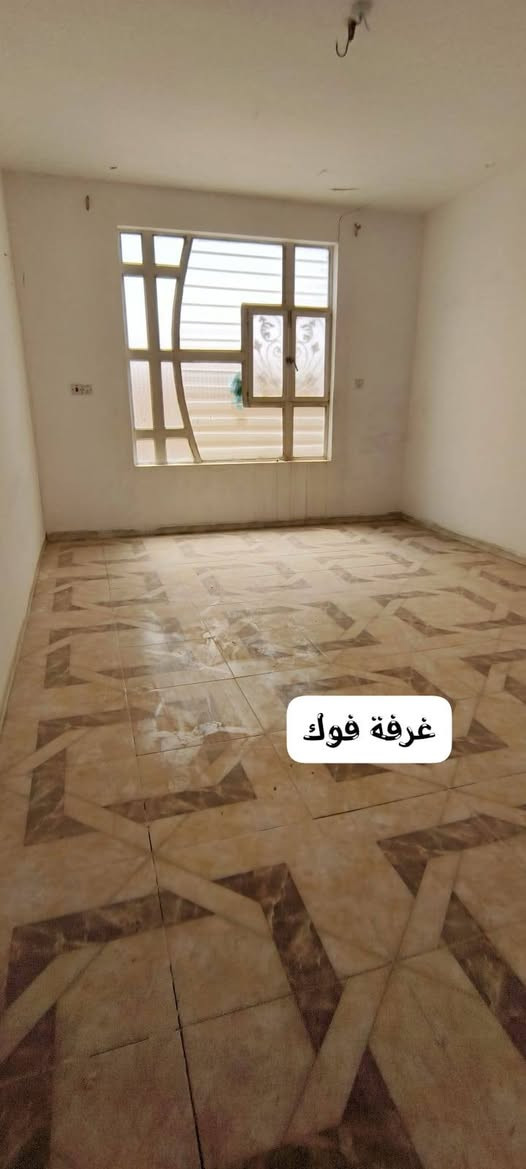 السلام عليكم دار بشارع المطار القديم مقابيل انشائية ابن الدباغ 
المساحة 150م طابقين
ثلاث غرف +صالتين +استقبال +2 صحيات +المطبخ سيراميك +الصاله سيراميك 
الصور +استفسار على الواتس اب ***********
