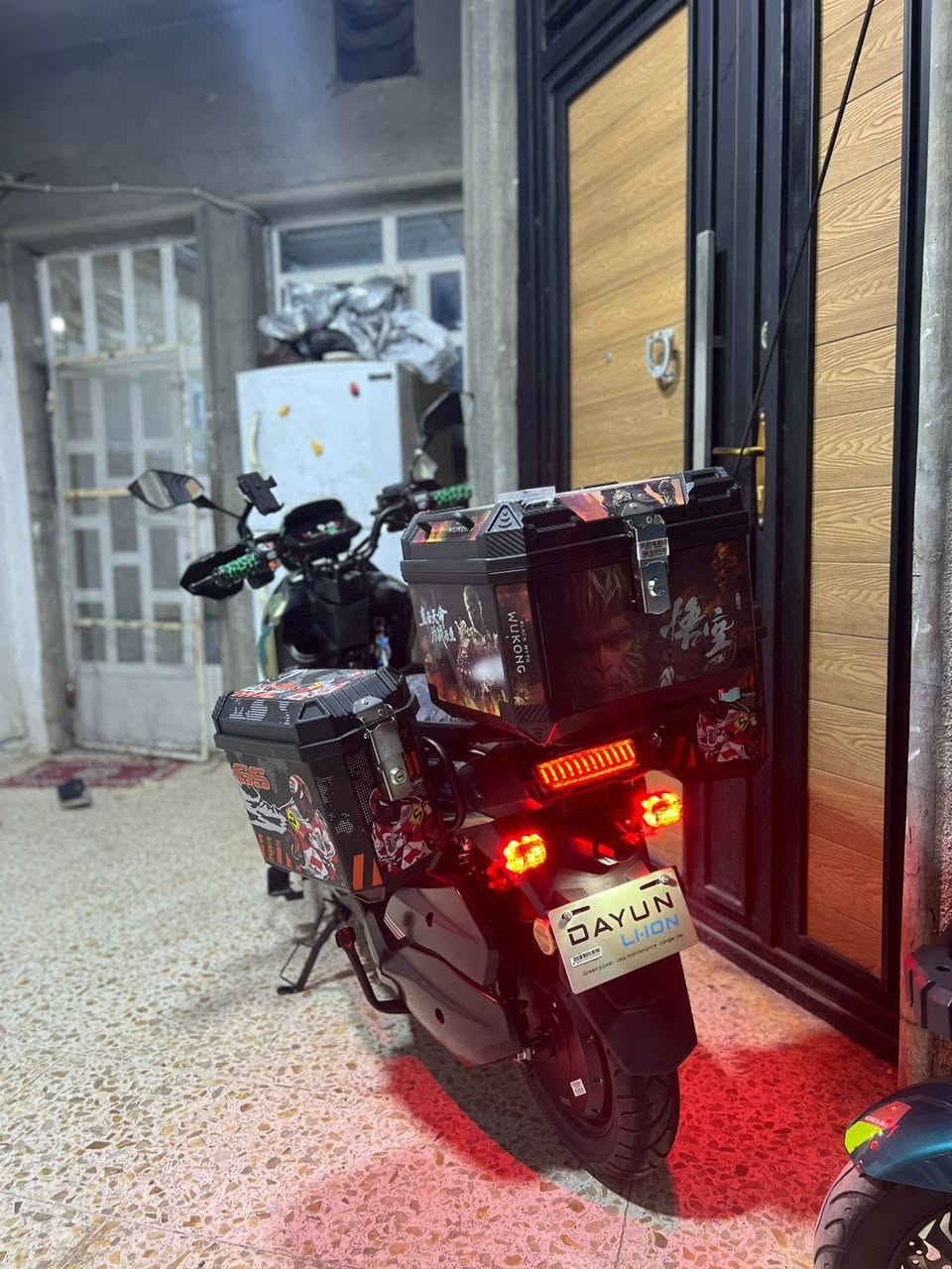 السلام عليكم دراجه اباجي للبيع نوعيه دايوان ليثيوم موصفاته معروفه 30امبير دراجه بعده جديده موصفات 
1.Rرجوع للخلف 
2رماش 
3مثبت سرعة 
4نضام P دكمه 
5هورن
6Mنظام تبديل لنمر 
7.دبل اشاره +يمين يسار 
وشديتله جنط صفاحيات تريدهن ويه لماطور ابيعهن تريد افصخهن 
8ويل نجمه اسود تايرات جدد 
9ملف 2000w
10نشرات تحت جنط لصفاح لون احمر 
11لايت عالي ناصي عدسه. 
ماطور كله شغال مكاني انبار صقلاويه اي استفسار تواصل خاص ***********واتساب 
سعر خاص
