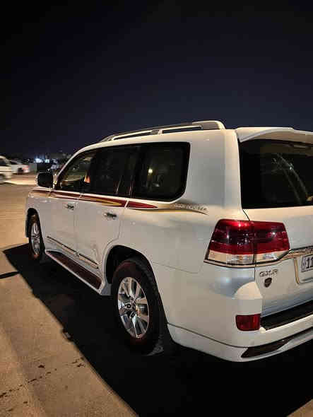 سلام عليكم
لاندكروز 17 افطيم اصل 

مكفوله كفاله عامه من البارد والصبغ والتبديل 
السياره جديده بمعنى الكلمة 
فول مواصفات 
تشغيل عن بعد 
مري شفط 
كشنات جلد 
كشنات كهرباء 
السياره ماشيه 109الف اصل 
تخم تاير جديد 
سعر 510 وبيه مجال بسيط  حك الجيه 
الرقم ***********
