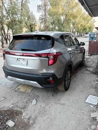 كيه ستيلوس للبيع منفيز بالاسمي ماشيه ٨٠٠موديل ٢٥ تبديل دعاميه فقط جامل...