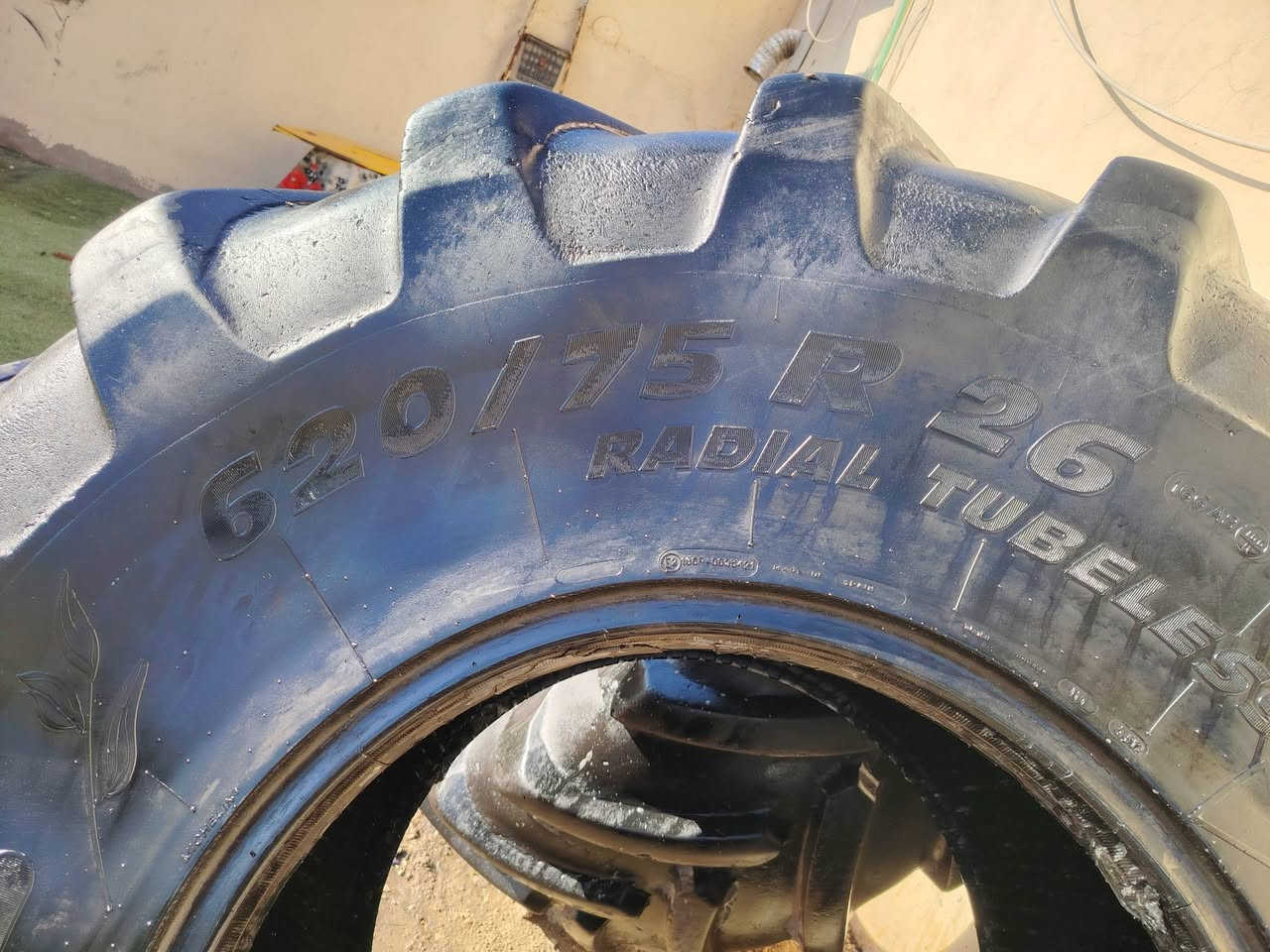 زوج تاير حجم ٢٦ على ٧٥ على ٦٢٠ حاصده نيوهلند وكلاس واحد نظيف وثاني بي كاندز بسيط موضح بالصورة السعر ٦٠٠ الف اتصال *********** والأسيا ***********
