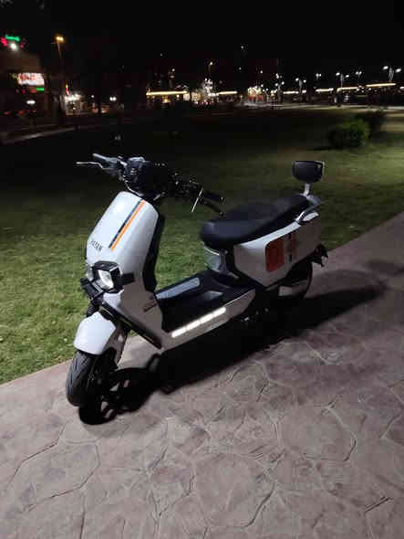 (مستخدم -) 🚨🔥 دراجة الريان RAYAN – وحش الكون من شركة TAILG العالمية 🔥🚨
📍 مستخدمة شي قليل جدا وضعية  الشركة – نظافة وكالة 💯

⚙️ المواصفات الفنية:
🔋 بطارية كرافين كاربون جل 35 أمبير / 72 فولت
⚡ محرك ملف 2000 واط – سرعة حقيقية 80 كم/س
🚀 مدى حقيقي 80 كم
🖐️ بصمة عدد 2 + تشغيل عن بُعد
🔒 جهاز إنذار ضد السرقة
🛑 بريك دسك + دهن ديلات هايدروليك ناعمة جداً
🪶 قيادة ناعمة ورزينة جداً على الطريق
💺 كشن سياحي واسع لشخصين + مساحة تخزين كبيرة تحت الكشن
🛞 إطارات 12 / 90 / 90
💡 إشارات LED أمامية وجانبية + إشارة رباعية
🔁 إمكانية الرجوع للخلف (R)
🔋 نظام TTFR لإعادة الشحن عند استخدام البريك
✅  البطارية 6 مسطرة 
ملاحضه ملاحضه الدراجة زيرو
📦 الحالة: جديدة بالكامل

للاستفسار الاتصال/ 

*********** 

العنوان بغداد شارع فلسطين
