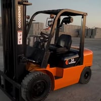 للبيع رافيعة صيني محرك كيرازو زو ياباني.  /3حركة 3طن موديل213 07504497...