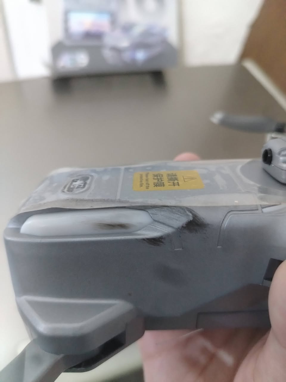 السلام عليكم درونae19 pro max اصلية بعدها بالاستيك مالها جديدة مستخدمة فقط للفحص بيها لون اسود على الجانب الأيسر يروح ترة بس لون اصلية، الملحقات/كيبل شاحنة، رام،الفلاش مال رام، واربع بسامير صغار احتياط، ودرنفيس صغير،وريش احتياط/المواصفات/
                      

​تتميز الطائرة بتصميم قابل للطي لسهولة الحمل، مع إضاءة LED مدمجة لتعزيز الرؤية.
​تأتي مع جهاز تحكم عن بعد متطور مجهز بشاشة مدمجة لعرض بث مباشر للفيديو أثناء الطيران.
​تحتوي على كاميرا مدمجة مع نظام تثبيت، وتدعم تسجيل الوسائط عبر بطاقة ذاكرة خارجية.
​تستخدم بطاريات قابلة للإزالة والشحن السريع عبر منفذ USB-C لضمان استمرارية التشغيل.
​تتوافق مع تطبيق خاص للهواتف الذكية للتحكم الكامل، وهي مخصصة للفئة العمرية 10 عاماً فما فوق. 

السعر: 🔥115🔥وبيه شوية مجال🔥


**إذا كنت صاحب هذا الإعلان وتريد حذفه لأي سبب، رجاءا أرسل رسالة إلى الدعم الفني**