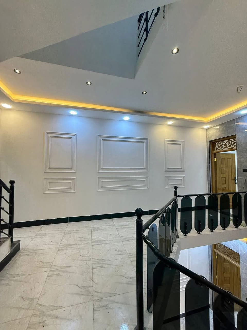 مكتب اكرم الحاتمي للعقار   ***********
==================================

دار للبيع  المساحة  120 متر طابو صرف 

حي ميسان قطاع 15 عرض الشارع 10متر

قرب شارع البوريات منطقة مميزة وهادئة
==================================
                            طابقين 

                    بناء درجة اولى VIP

الطابق الاول/ غرفة وصالة ومطبخ وأستقبال 

وصحيات داخلية وخارجية ومكشوفة وطارمة 

الطابق الثاني/ غرف عدد 2 وصالة وصحيات

البناء طابوق جمهوري والسقف صب كونكريت

قرب شارع الكيات  الرئيسي  وشارع  البوريات 

                  بناء درجة اولى VIP

                  السعر  260 مليون  

للاستفسار الاتصال بالرقم  *********** وات سآب 

او مراجعة المكتب/ عنوان المكتب النجف الكوفة 
  
   حي ميسان شارع الكيات مقابل اسواق حليم
