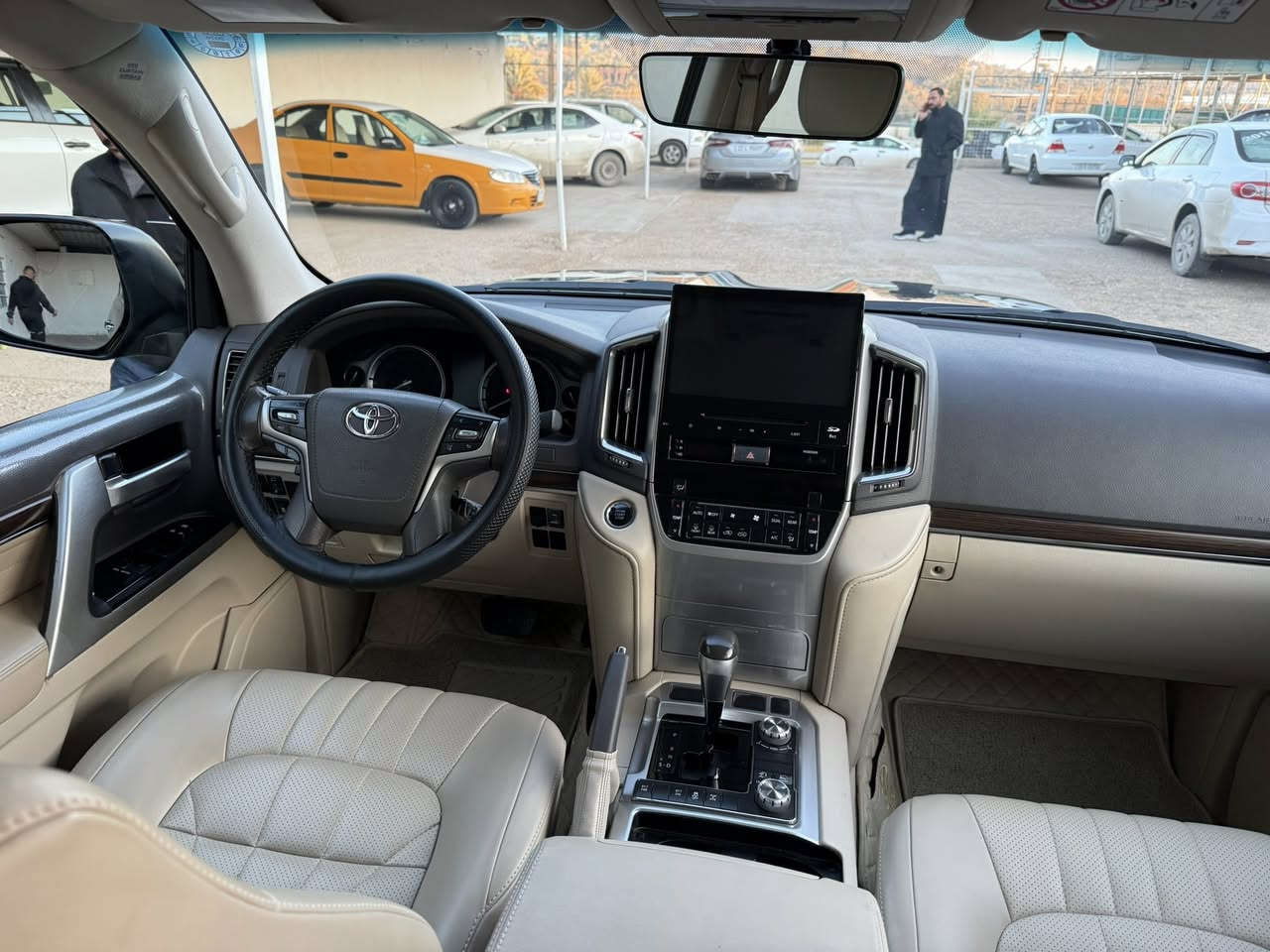 السلام عليكم
لاندكروز VXR 
موديل 2021 
محرك 5700
ماشيه 83 
مكفوله عدا ركن دعاميه صبغ 
سونار مرفق 
رقم اربيل 
سعرها 540 
*********** 
***********
